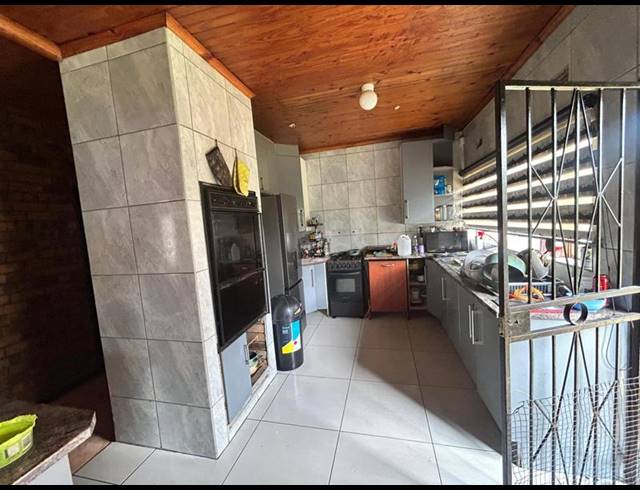3 BEDROOM HOUSE FOR SALE IN DERSLEY